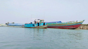 বাল্কহেডে ধাক্কায় স্পিডবোটের  চারজন নিখোঁজ,আহত ৩