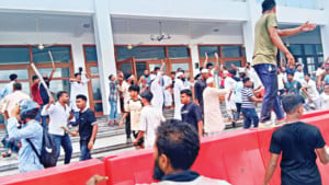ভাঙ্গায় থানা ও উপজেলা পরিষদে ভাঙচুর-আগুন