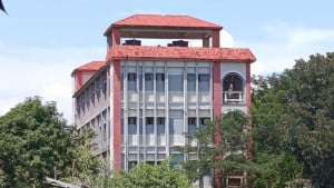 চারতলা ভবন, ছাত্রী পাঁচজন, অধ্যক্ষই শুধু স্থায়ী