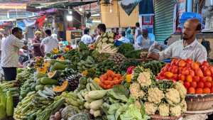 কারওয়ান বাজারেই ৩০ টাকার পটোল ৭০ টাকা হয়ে যায়