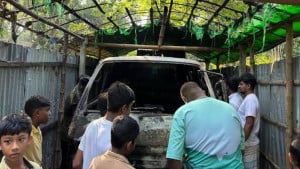 দুর্বৃত্তের আগুনে পুড়ল মাইক্রোবাস