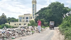 দুর্গন্ধ থেকে বাঁচতে নাক চেপে চলাচল