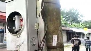 চিরকুট রেখে টাকা নিয়ে যায়  ধরা পড়ে না মিটার চোর