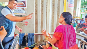 টিএসসিতে বাস্তুহীন ব্যক্তিদের উচ্ছেদে অভিযান ডাকসুর