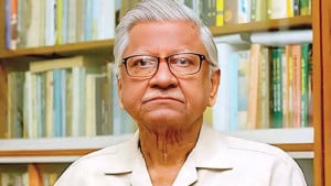 ‘বুদ্ধিজীবী’ পরিচয় তাঁকে মহিমান্বিত করেছে