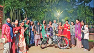 রাত ১০টার পর মলচত্বরে ছাত্রীদের প্রতিবাদী ‘আড্ডা’