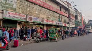 অন্য বাসের মতো বেতন না পাওয়ায় শ্রমিকদের ‘বিদ্রোহ’