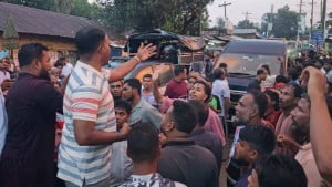 অভিযানে গিয়ে অবরুদ্ধ র‍্যাব, আসামি ছিনিয়ে নিল জনতা
