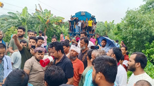 ভাঙ্গায় কয়েক স্থানে সড়ক ও রেলপথ অবরোধ, দুর্ভোগে যাত্রীরা