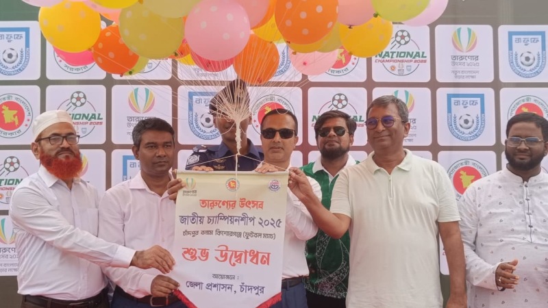 বেলুন উড়িয়ে  চাঁদপুর স্টেডিয়ামে তারুণ্য। ছবি- সমকাল