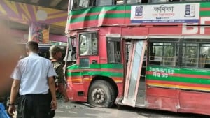 দুর্ঘটনার কবলে ঢাবি শিক্ষার্থীদের বহনকারী বাস