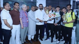 চ্যাম্পিয়ন রোনানদের বরণ ক্রীড়া প্রতিমন্ত্রীর