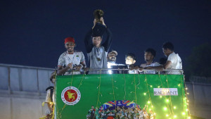 ছাদখোলা বাসে চ্যাম্পিয়নরা