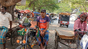 ‘গরমে চলতি পারছি নে, তাও কষ্ট কইরে বের হইচি’