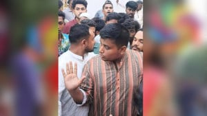 সাবেক মেয়র মনজুরের বাসা থেকে বেরিয়ে প্রশ্নের মুখে হাসনাত