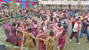 জলকেলিতে মাতল তরুণ-তরুণীরা
