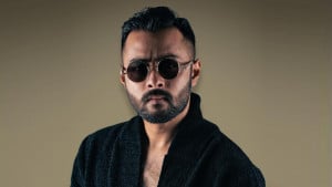 নিরাশায় হৃদয় যখন দিশেহারা, তখনই জীবনে আসে এক তরুণী