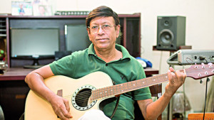 লাকী আখান্দ বেঁচে আছেন গানের মাধ্যমেই