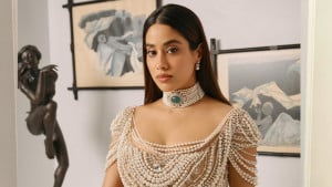 ক্যামেরা জুম করে বিকৃতভাবে শরীর প্রদর্শন, বিরক্ত জাহ্নবী