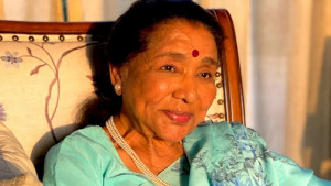 নিজের বায়োপিকের জন্য দুই অভিনেত্রীর নাম বলেছিলেন আশা ভোঁসলে