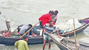 রাতদিন মেঘনায় ইলিশ শিকার, তীরেই বিক্রি