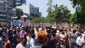 বায়তুল মোকাররমে  ব্যবসায়ীদের সঙ্গে হকারদের সংঘর্ষ