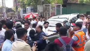 অটোপাসের দাবিতে ভিসি লাঞ্ছিত, গাড়ি ভাঙচুর