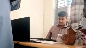 কর্মকর্তা পরিচয়ে ভূমি অফিসে ফাইলপত্র দেখেন ঝাড়ুদার