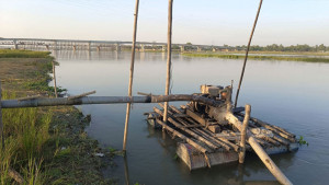 দুধকুমারে অবৈধ ড্রেজার বসিয়ে বালু উত্তোলন, ঝুঁকিতে সেতু-বাঁধ