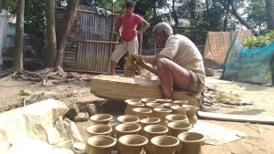 বৈশাখী মেলা কেন্দ্র করে ব্যস্ততা কুমারপাড়ায়