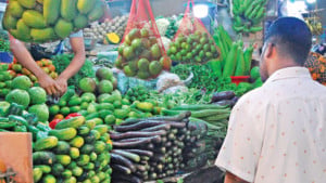 ভোজ্যতেল ও মুরগির বাজারে অস্থিরতা কাটেনি
