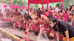 জলকেলি উৎসবে পাহাড়ে বর্ষবরণ