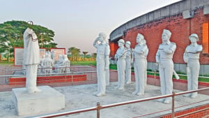 ক্ষত নিয়ে দাঁড়িয়ে মুক্তিযুদ্ধ স্মৃতি কমপ্লেক্স