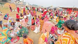 ক্রেতা-বিক্রেতা সবাই নারী, টাকা ছাড়াই কেনাবেচা