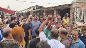 অতিরিক্ত খাজনা  আদায়, ক্ষুব্ধ   ব্যবসায়ীরা