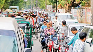 জ্বালানির খোঁজে থমকে থাকা নগরী