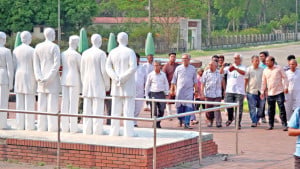 মুজিবনগর স্মৃতিসৌধে নাগরিক সমাজ ও মুক্তিযোদ্ধাদের শ্রদ্ধা