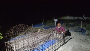 টঙ্গিবাড়ীতে সন্তানের  কবর পাহারায় বাবা