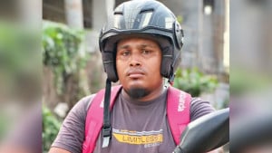 মোটরসাইকেল চালক নুরের আয় কমছে, দেনা বাড়ছে