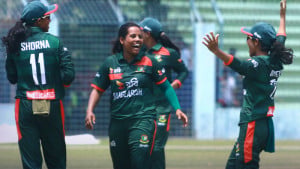ব্যাটিং ধস সামলে শ্রীলঙ্কাকে হারাল দেশের মেয়েরা