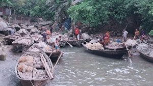 নিষেধাজ্ঞা শেষে মধ্যরাত থেকে মাছ ধরতে নদীতে নামছেন জেলেরা