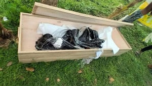 নান্দাইলে সড়কের পাশে পড়েছিল খালি কফিন