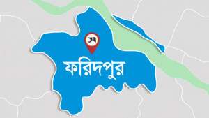 তরুণের চুল কেটে দিল জনতা