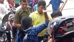 ইউএনওর বিরুদ্ধে বাইকারকে চড়-থাপ্পড়ের অভিযোগ