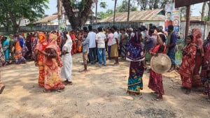 অন্তঃসত্ত্বা শ্রমিকের মৃত্যু, বিক্ষোভের মুখে ব্যবস্থাপকের পদত্যাগ