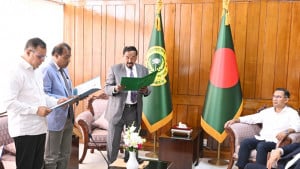 প্রধানমন্ত্রীর উপস্থিতিতে নবনির্বাচিত দুই এমপির শপথ গ্রহণ