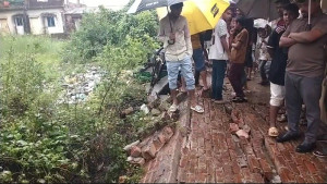 অতিবৃষ্টিতে দেয়াল ধসে নারীর মৃত্যু, আহত তিন