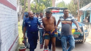 মব সৃষ্টির পর পুলিশকে পিটিয়ে আসামি ছিনতাই