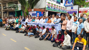 খুলনা প্রেসক্লাবে প্রবেশ করে হামলা ও হুমকি, প্রতিবাদে মানববন্ধন