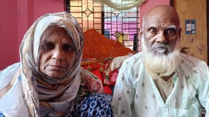 ‘নিজের পোলারা খারাপ গালি দিছে, জুতা দিয়াও মারছে’